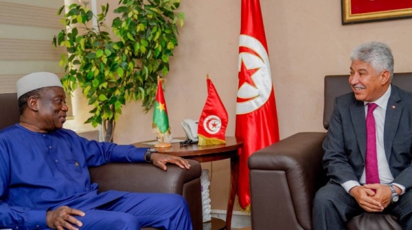 وزير التشغيل والتكوين المهني يلتقي سفير بوركينافاسو بتونس وزير التشغيل والتكوين المهني يلتقي سفير بوركينافاسو بتونس