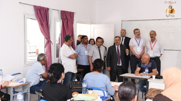 وزير التربية يؤدي زيارة تفق دي ة لمراكز إصلاح امتحان الباكالوريا بجهة بن عروس
