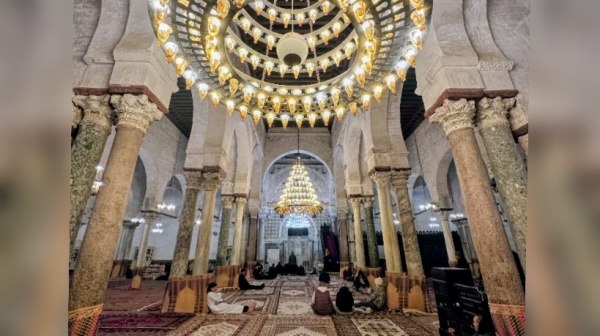 كتب الصداق في رحاب جامع عقبة بالقيروان عادة تقاوم الزمن وتبارك بدايات الأ س ر كتب الصداق في رحاب جامع عقبة بالقيروان عادة تقاوم الزمن وتبارك بدايات الأ س ر