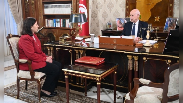 رئيس الجمهورية يستقبل رئيسة الحكومة ويكل فها بترؤس مجلس الوزراء للتداول في مشاريع قوانين وأوامر رئيس الجمهورية يستقبل رئيسة الحكومة ويكل فها بترؤس مجلس الوزراء للتداول في مشاريع قوانين وأوامر