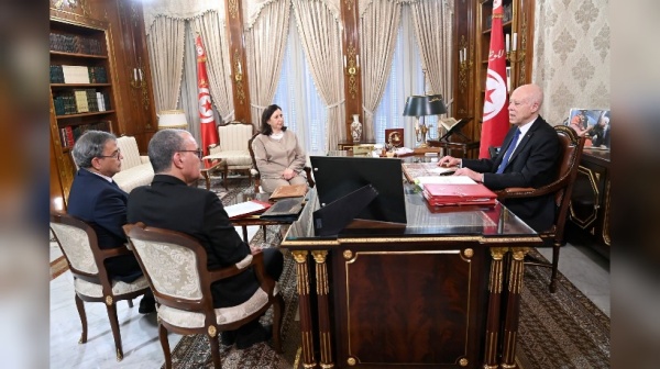 رئيس الجمهورية يدعو إلى العمل على تحويل الد يون إلى استثمارات لإعادة بناء المرافق العمومية رئيس الجمهورية يدعو إلى العمل على تحويل الد يون إلى استثمارات لإعادة بناء المرافق العمومية