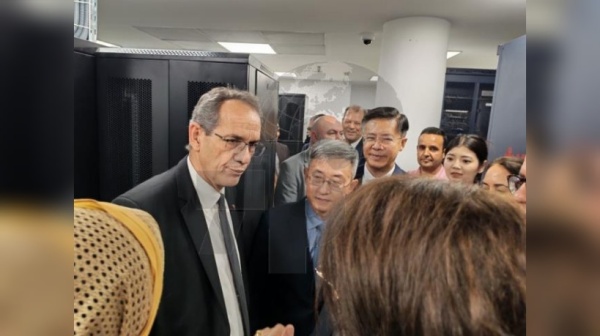 مع انطلاق مرحلته التجريبية بمركز الحساب الخوارزمي وزير التعليم العالي يشرف على تسلم الحاسوب فائق الأداء من السفير الصيني مع انطلاق مرحلته التجريبية بمركز الحساب الخوارزمي وزير التعليم العالي يشرف على تسلم الحاسوب فائق الأداء من السفير الصيني