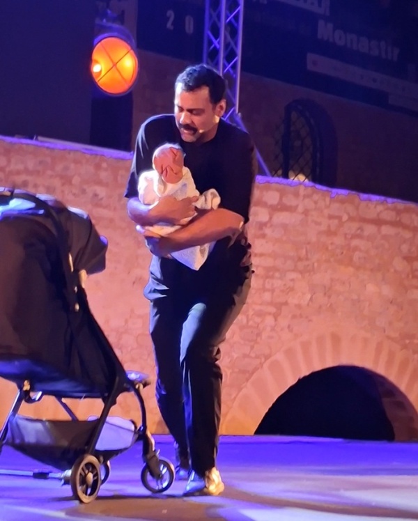 مهرجان المنستير بسام الحمراوي ينبش في كواليس الأسرة بمسرحية بامبينو مهرجان المنستير بسام الحمراوي ينبش في كواليس الأسرة بمسرحية بامبينو