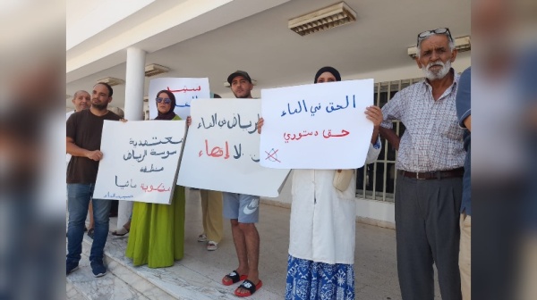 أهالي حي الرياض بسوسة يحتجون على انقطاعات الماء والمسؤول يوض ح أهالي حي الرياض بسوسة يحتجون على انقطاعات الماء والمسؤول يوض ح