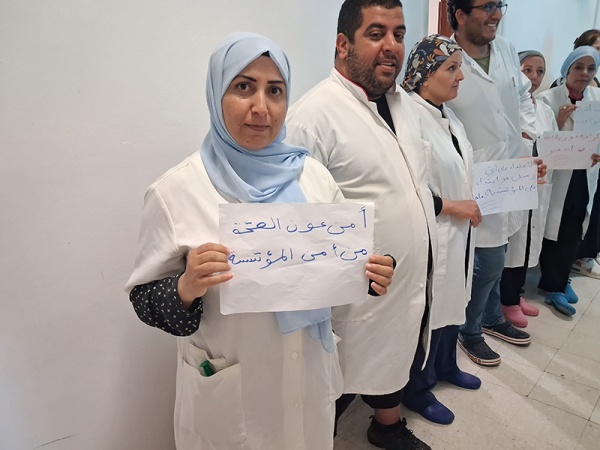 بعد تكرر الاعتداءات على الإطار الصحي مهني و مستشفى فطومة بورقيبة بالمنستير يحتجون بعد تكرر الاعتداءات على الإطار الصحي مهني و مستشفى فطومة بورقيبة بالمنستير يحتجون