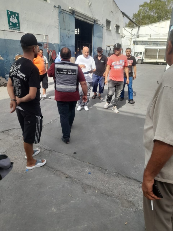 بإشراف مصالح التجارة والأمن توزيع 124416 لترا من المياه الم علبة على نقاط البيع بمنوبة