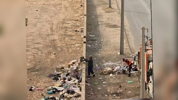 بعد تداول فيديو يظهر إخلالهما في رفع الفضلات ايقاف عاملي نظافة بسبيطلة عن العمل