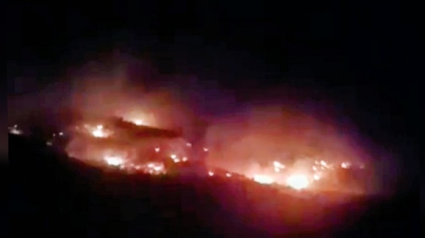 الوسلاتية امتداد حريق جبل برقو إلى جبل القيطون وإجلاء نحو 100 عائلة الوسلاتية امتداد حريق جبل برقو إلى جبل القيطون وإجلاء نحو 100 عائلة