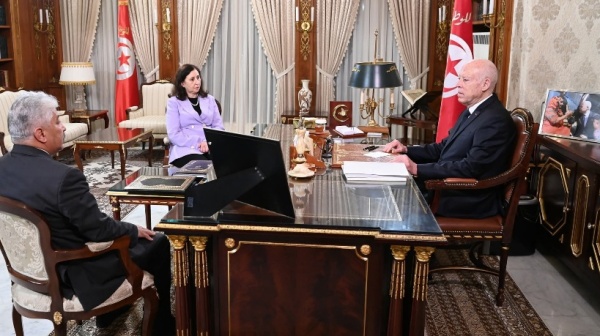 رئيس الجمهوري ة العاطل عن العمل لم يكن عاطل ا بإرادته وح رم صاحب الحق من حق ه وم نحت لمن لا حق له