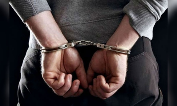تعلقت بهم قضايا متعددة من بينها الزنا والمخدرات مداهمات أمنية تسفر عن إيقاف 7 أشخاص تعلقت بهم قضايا متعددة من بينها الزنا والمخدرات مداهمات أمنية تسفر عن إيقاف 7 أشخاص