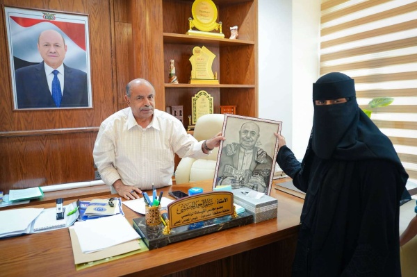 عضو مجلس القيادة محافظ حضرموت يؤكد دعم السلطة المحلية للفنانين والمبدعين ويشيد بإنجازات الفنانة رشا الحداد عضو مجلس القيادة محافظ حضرموت يؤكد دعم السلطة المحلية للفنانين والمبدعين ويشيد بإنجازات الفنانة رشا الحداد