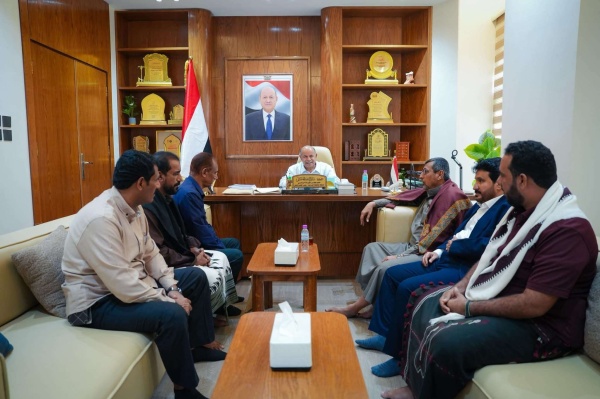 الخنبشي يناقش الأوضاع الخدمية والأمنية بمديرية الريدة وقصيعر ويؤكد دعم جهود التنمية والاستقرار الخنبشي يناقش الأوضاع الخدمية والأمنية بمديرية الريدة وقصيعر ويؤكد دعم جهود التنمية والاستقرار
