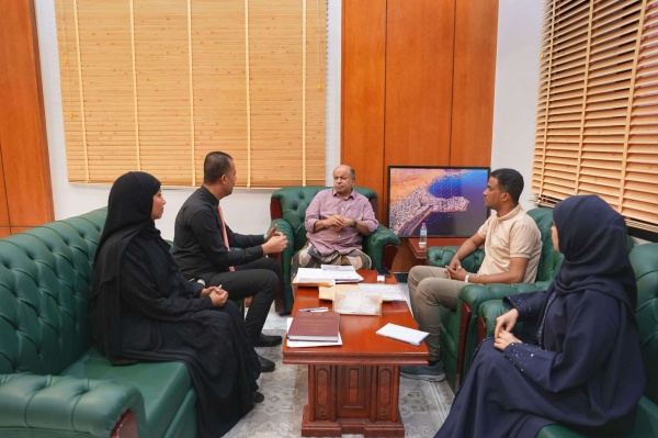 عضو مجلس القيادة محافظ حضرموت يتسل م مخرجات ورشة موسم البلدة ويشدد على تحويله إلى رافد تنموي مستدام عضو مجلس القيادة محافظ حضرموت يتسل م مخرجات ورشة موسم البلدة ويشدد على تحويله إلى رافد تنموي مستدام
