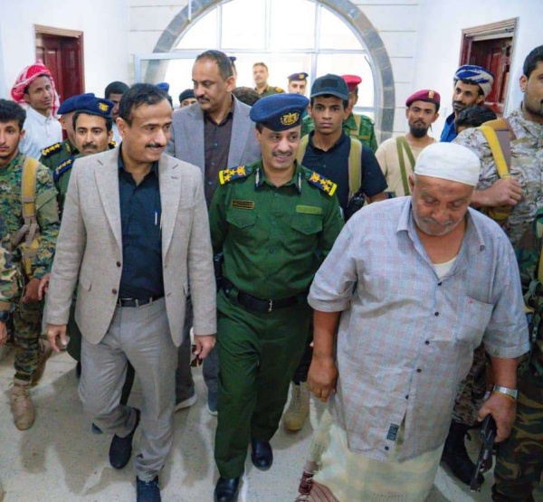 محافظ شبوة يشيد بمستوى الأداء في فرع مصلحة الهجرة والجوازات والجنسية بالمحافظة محافظ شبوة يشيد بمستوى الأداء في فرع مصلحة الهجرة والجوازات والجنسية بالمحافظة