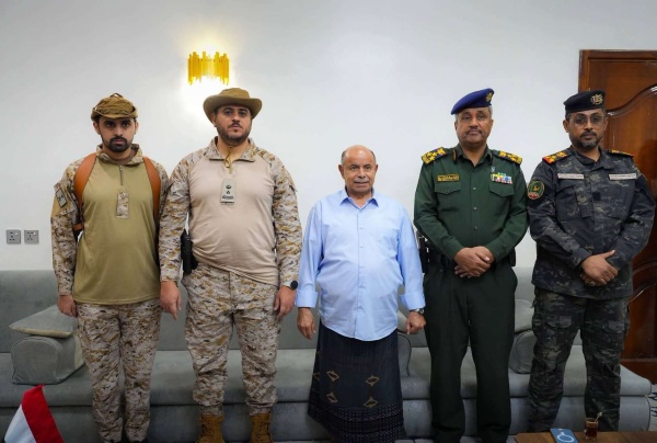 الخنبشي وقيادة قوات التحالف بحضرموت والمهرة يكرمون منتسبي إدارة مكافحة المخدرات بساحل حضرموت الخنبشي وقيادة قوات التحالف بحضرموت والمهرة يكرمون منتسبي إدارة مكافحة المخدرات بساحل حضرموت