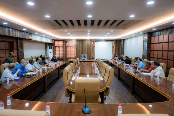 المحافظ شيخ يؤكد مواصلة العمل لمعالجة القضايا الخدمية وتطوير الأداء في مختلف المديريات عدن