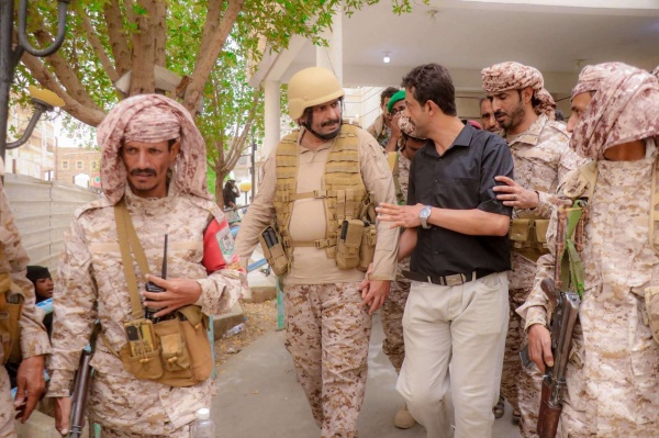 القائد العام لقوات دفاع شبوة يتفقد الخطوط الامامية لجبهة بيحان ويزور مستشفى الدفيعة دعما للجاهزية القتالية القائد العام لقوات دفاع شبوة يتفقد الخطوط الامامية لجبهة بيحان ويزور مستشفى الدفيعة دعما للجاهزية القتالية