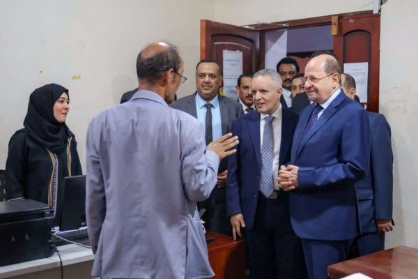 رئيس الوزراء يتفقد سير العمل في وزارة الشؤون الاجتماعية والعمل ويوجه بإعداد سياسة اجتماعية وطنية