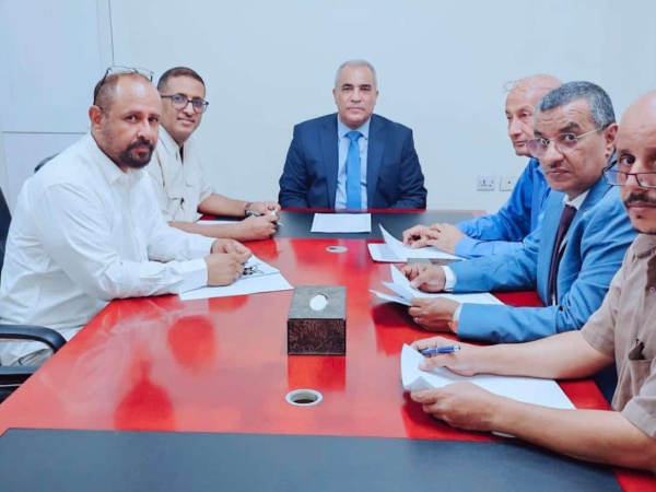وزير التربية والتعليم العبادي يترأس اجتماع لجنة المناقصات بالمؤسسة العامة لمطابع الكتاب المدرسي