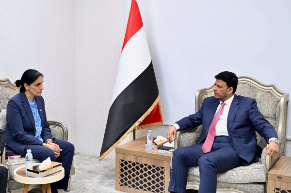 عاجل عضو مجلس القيادة الدكتور عبدالله العليمي يبحث مع السفيرة البريطانية مستجدات الأوضاع على الساحة الوطنية عاجل عضو مجلس القيادة الدكتور عبدالله العليمي يبحث مع السفيرة البريطانية مستجدات الأوضاع على الساحة الوطنية