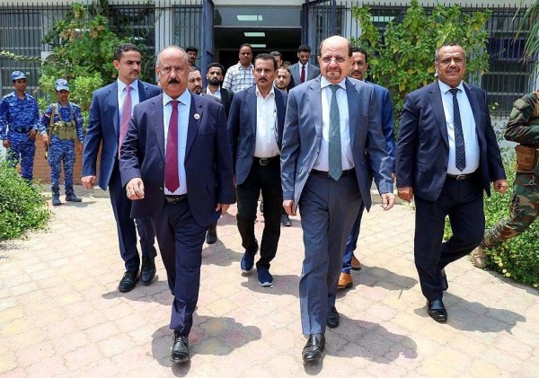 عاجل رئيس الوزراء يزور وزارة النقل ويوجه برفع مستوى الجاهزية للتعامل مع أي طارئ عاجل رئيس الوزراء يزور وزارة النقل ويوجه برفع مستوى الجاهزية للتعامل مع أي طارئ