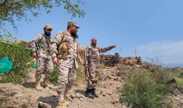 قائد المنطقة العسكرية الرابعة يتفقد الخطوط الأمامية لجبهة الضالع ويشدد على أعلى درجات الجاهزية