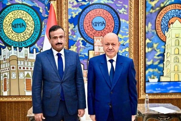 عاجل رئيس مجلس القيادة يطلع من محافظ شبوة على الأوضاع في المحافظة ومستوى الجاهزية في الجبهات