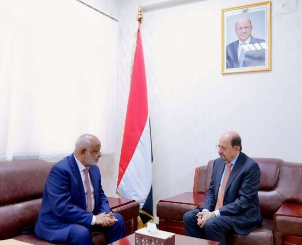 عاجل رئيس الوزراء يستقبل محافظ الحديدة ويؤكد ان استعادة كامل سلطة الدولة هدف وطني ثابت عاجل رئيس الوزراء يستقبل محافظ الحديدة ويؤكد ان استعادة كامل سلطة الدولة هدف وطني ثابت