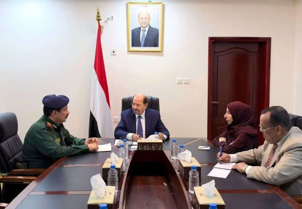 رئيس الوزراء يعقد اجتماع في عدن لمناقشة مستجدات عملية فجر اليمن وتعزيز جاهزية أجهزة الدولة الأمنية والسياسية رئيس الوزراء يعقد اجتماع في عدن لمناقشة مستجدات عملية فجر اليمن وتعزيز جاهزية أجهزة الدولة الأمنية والسياسية