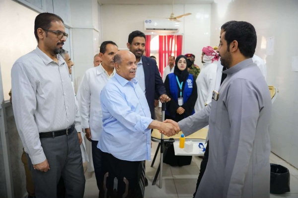 الخنبشي يتفقد جرحى استهداف معسكر العلم بمستشفيات المكلا ويشيد بتكامل الجهود الرسمية والمجتمعية لإسعافهم الخنبشي يتفقد جرحى استهداف معسكر العلم بمستشفيات المكلا ويشيد بتكامل الجهود الرسمية والمجتمعية لإسعافهم