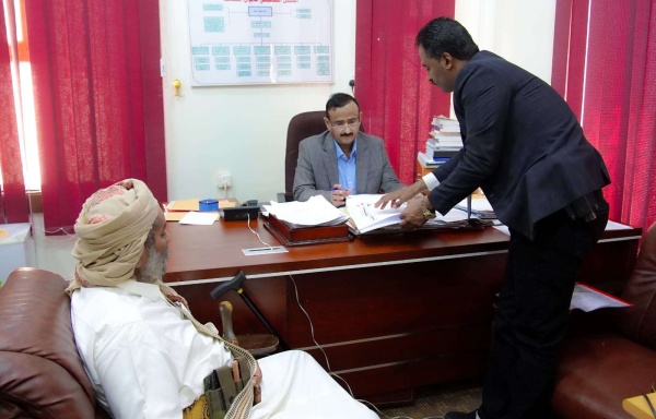 محافظ شبوة يشرف على توقيع عقدين لتأهيل وتوسعة الطرق الحضرية بعتق وحبان بتمويل سعودي