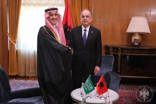السفير الماضي يسلم أوراق اعتماده سفير ا فوق العادة لدى ألبانيا
