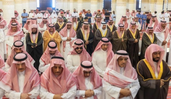 نائب أمير الرياض يؤدي صلاة الميت على الأميرة سارة بنت عبدالمحسن بن إبراهيم بن مشاري آل سعود نائب أمير الرياض يؤدي صلاة الميت على الأميرة سارة بنت عبدالمحسن بن إبراهيم بن مشاري آل سعود