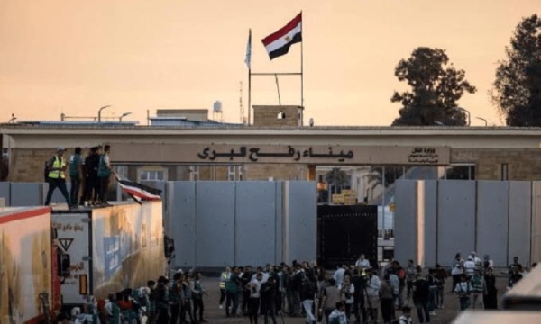 معبر رفح البري يستقبل 30 جريح ا ومريض ا فلسطيني ا للعلاج في مصر