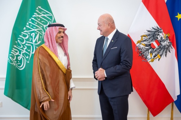 وزير الخارجية يبحث القضايا الإقليمية والدولية مع المستشار النمساوي وزير الخارجية يبحث القضايا الإقليمية والدولية مع المستشار النمساوي