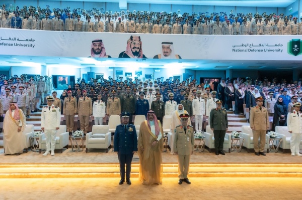 الرياض نائب وزير الدفاع يرعى حفل تخريج دارسي جامعة الدفاع الوطني
