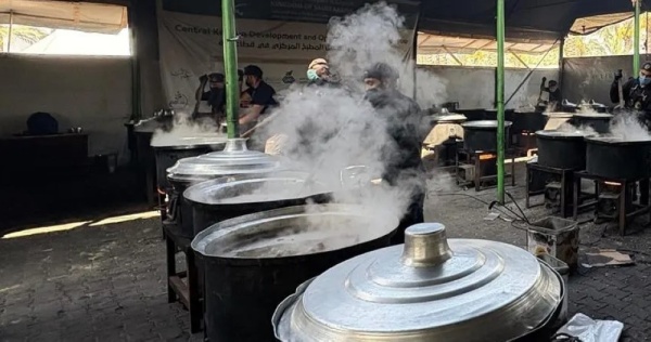 ضمن الحملة الشعبية السعودية توزيع 25 ألف وجبة على الأسر في غزة ضمن الحملة الشعبية السعودية توزيع 25 ألف وجبة على الأسر في غزة