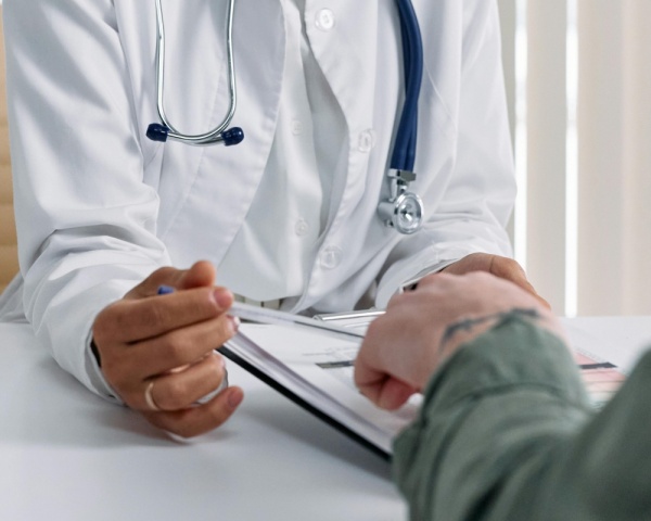 التخصصات الصحية الإخلال بأخلاقيات المهنة يعر ض الممارس للإجراءات النظامية عاجل التخصصات الصحية الإخلال بأخلاقيات المهنة يعر ض الممارس للإجراءات النظامية عاجل