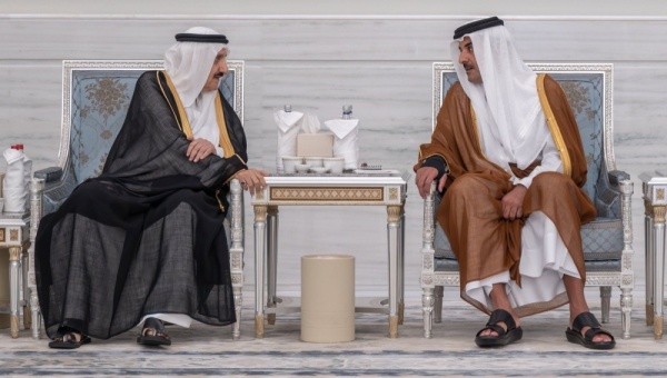 الأمير منصور بن متعب ينقل تعازي القيادة لأمير قطر في وفاة الشيخ حمد بن خليفة الأمير منصور بن متعب ينقل تعازي القيادة لأمير قطر في وفاة الشيخ حمد بن خليفة