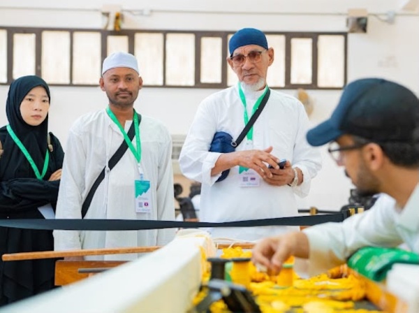 ضيوف خادم الحرمين يزورون مصنع كسوة الكعبة