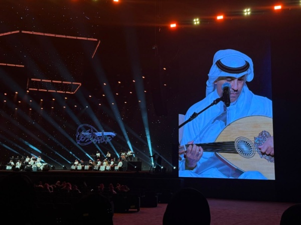 عبدالعزيز الضويحي يفتتح فقرته الغنائية بـ يا نور العين في أمسية جدة عبدالعزيز الضويحي يفتتح فقرته الغنائية بـ يا نور العين في أمسية جدة