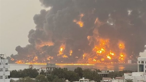 انفجار في مخازن أسلحة غارات جوية على الحديدة غربي اليمن