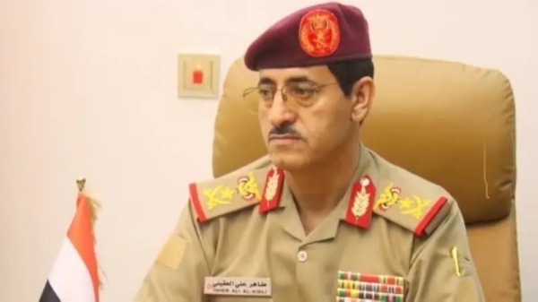وزير الدفاع اليمني ماضون نحو حسم المعركة ضد جماعة الحوثي وزير الدفاع اليمني ماضون نحو حسم المعركة ضد جماعة الحوثي