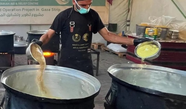 استفاد منها 24 850 فردا السعودية تواصل توزيع الوجبات الساخنة في غزة استفاد منها 24 850 فردا السعودية تواصل توزيع الوجبات الساخنة في غزة