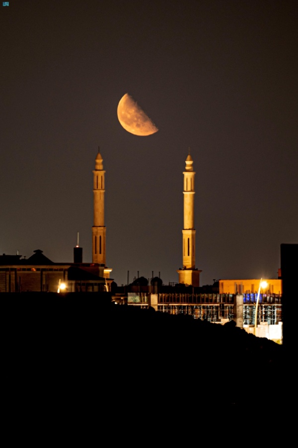 ر صد بالعين المجردة التربيع الأخير لـ قمر صفر يزين سماء المملكة ر صد بالعين المجردة التربيع الأخير لـ قمر صفر يزين سماء المملكة