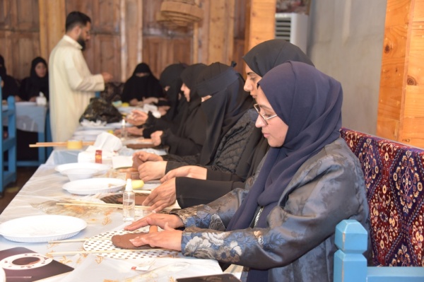ورش الفخار في تاروت تعيد إحياء الحرفة التراثية وتستقطب الشباب للصناعات الإبداعية