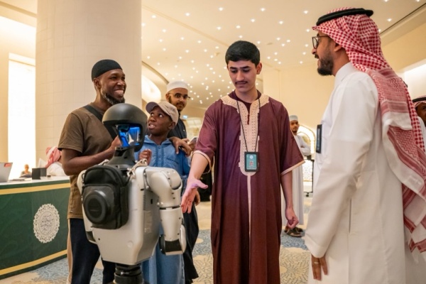 الشؤون الإسلامية توظف الروبوتات لخدمة زوار ومشاركي مسابقة الملك عبدالعزيز للقرآن الشؤون الإسلامية توظف الروبوتات لخدمة زوار ومشاركي مسابقة الملك عبدالعزيز للقرآن