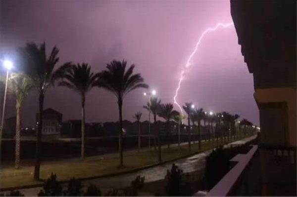 طقس السبت أجواء حارة وأمطار رعدية ورياح مثيرة للغبار على 6 مناطق طقس السبت أجواء حارة وأمطار رعدية ورياح مثيرة للغبار على 6 مناطق