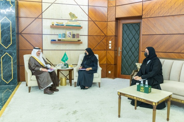 أمير الشرقية يطلع على برامج ومبادرات جمعية مشاعل الخير لتنمية المرأة
