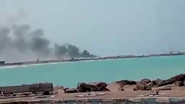 عاجل القوات اليمنية ميليشيات الحوثي تعاود قصف ميناء المخا بالصواريخ عاجل القوات اليمنية ميليشيات الحوثي تعاود قصف ميناء المخا بالصواريخ